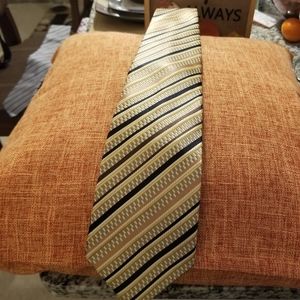 *BRAND NEW* Gorgeous 100% Polyester Gold/Black Necktie